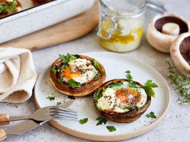 Baked breakfast mushrooms