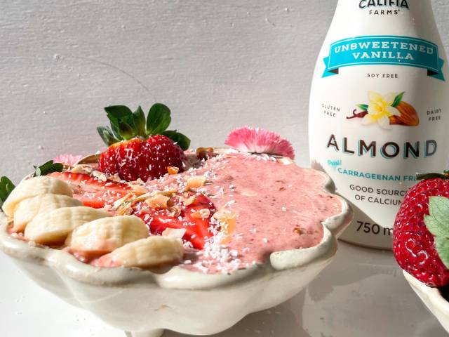 Strawberry Vanilla Shortcake Smoothie Bowl