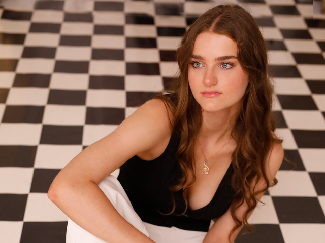Angelina Curtis Releases Rich, Daydreamy Single 'Stereo'