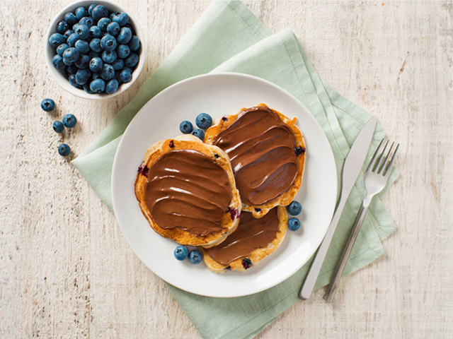 Yoghurt and berry pancakes with Nutella®