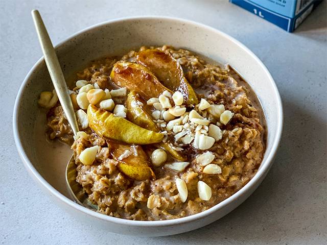 Caramelised Pear & Vanilla Chai Spiced Oats