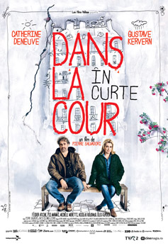 Dans la cour - In the Courtyard