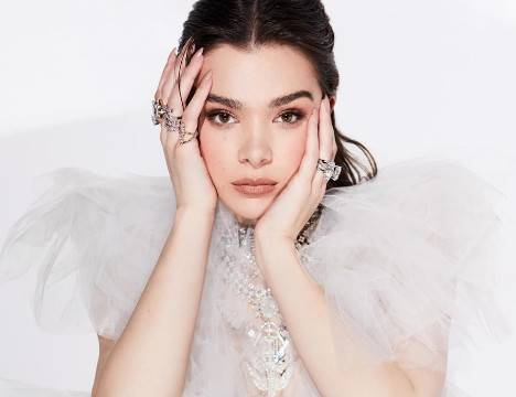 Hailee Steinfeld Half Written Story