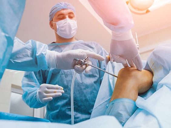 Why Knee Pain Hits Women Harder: Hormones, Hip Width and the Kneecap Problem Nobody Talks About