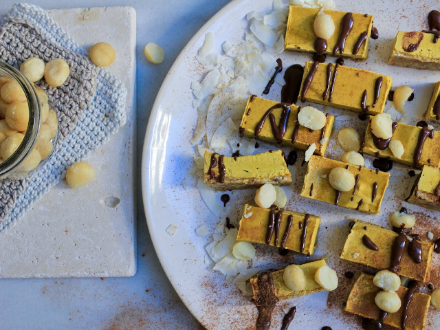 Anti-Inflammatory Turmeric Latté Slice