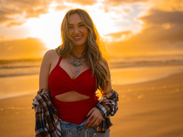 Jacquie Roar Releases Sun-Kissed Summer Anthem 'Boots in the Sand'