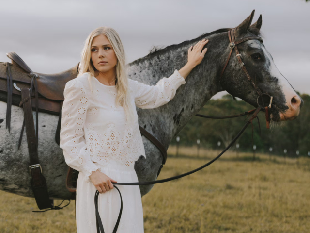 Sara Berki Releases Brand New Single 'Porch Light'