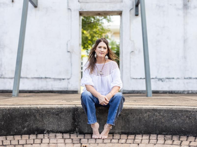 Sara Storer Shares Eighth Studio Album 'Worth Your Love'