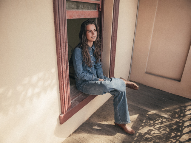 Steph Strings Announces New Single 'Devil Woman' + New Album 'Feel Alive'