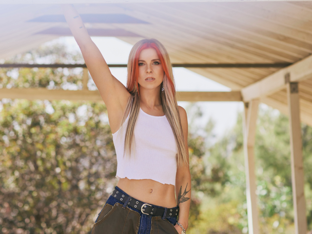 Taylor Acorn Shares New Single/Video 'Crashing Out'