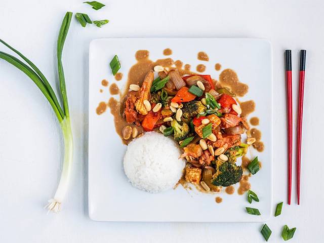 Sriracha Jackfruit Stir Fry with Peanut Sauce