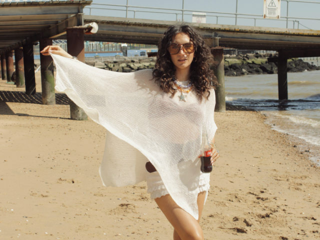 Zoe Jean Fowler Captures the Magic of Young Summer Love on New Single 'Fireflies'